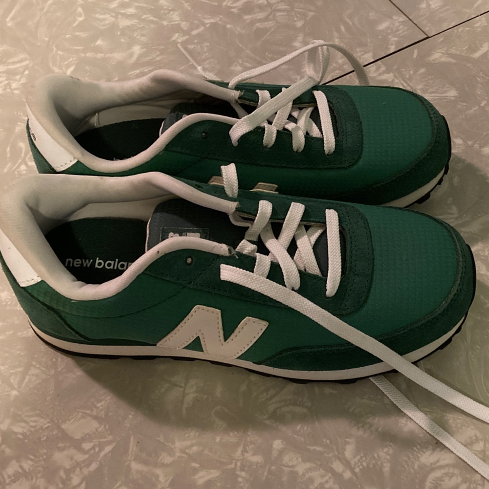 Never Worn! Rare! New Balance Forest Green and White Sneakers Size 3 Youth